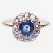 AN EARLY 20TH CENTURY SAPPHIRE AND DIAMOND CLUSTER RING