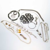A GROUP OF GOLD JEWELLERY AND COSTUME JEWELLERY