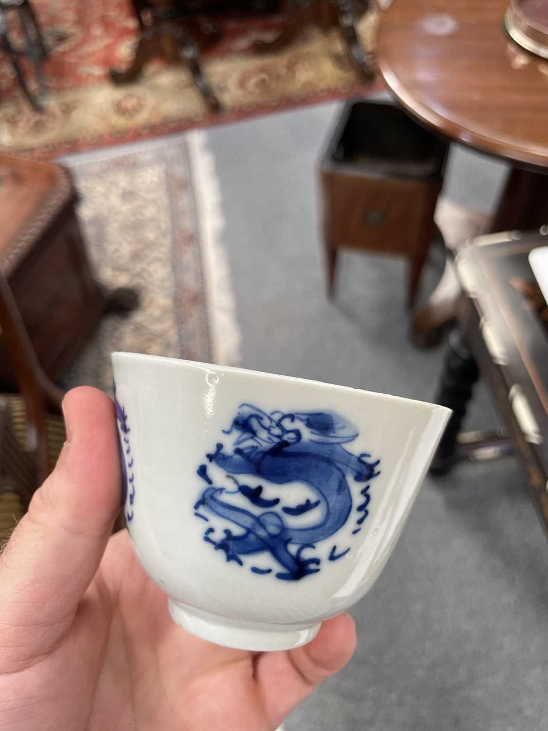AN 18TH CENTURY CHINESE BLUE AND WHITE BOWL AND A CHINESE BLUE AND WHITE WINE CUP - Image 4 of 10