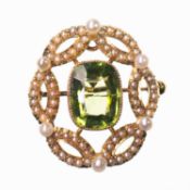 A PERIDOT AND SEED PEARL PENDANT BROOCH