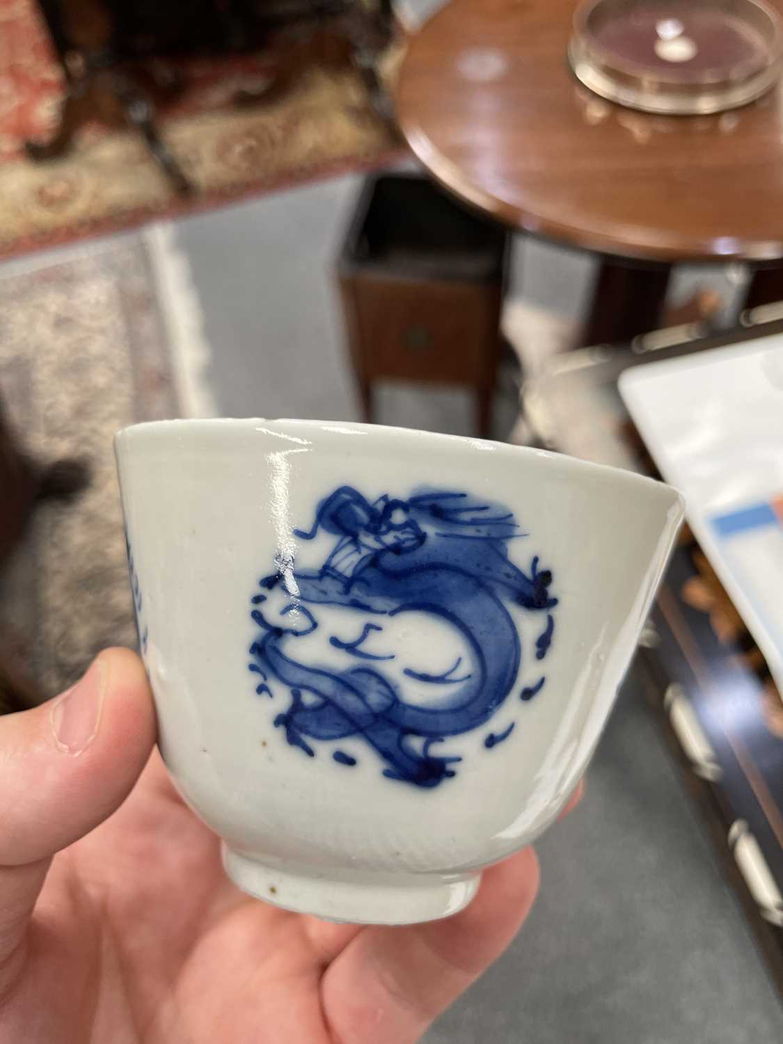 AN 18TH CENTURY CHINESE BLUE AND WHITE BOWL AND A CHINESE BLUE AND WHITE WINE CUP - Image 8 of 10