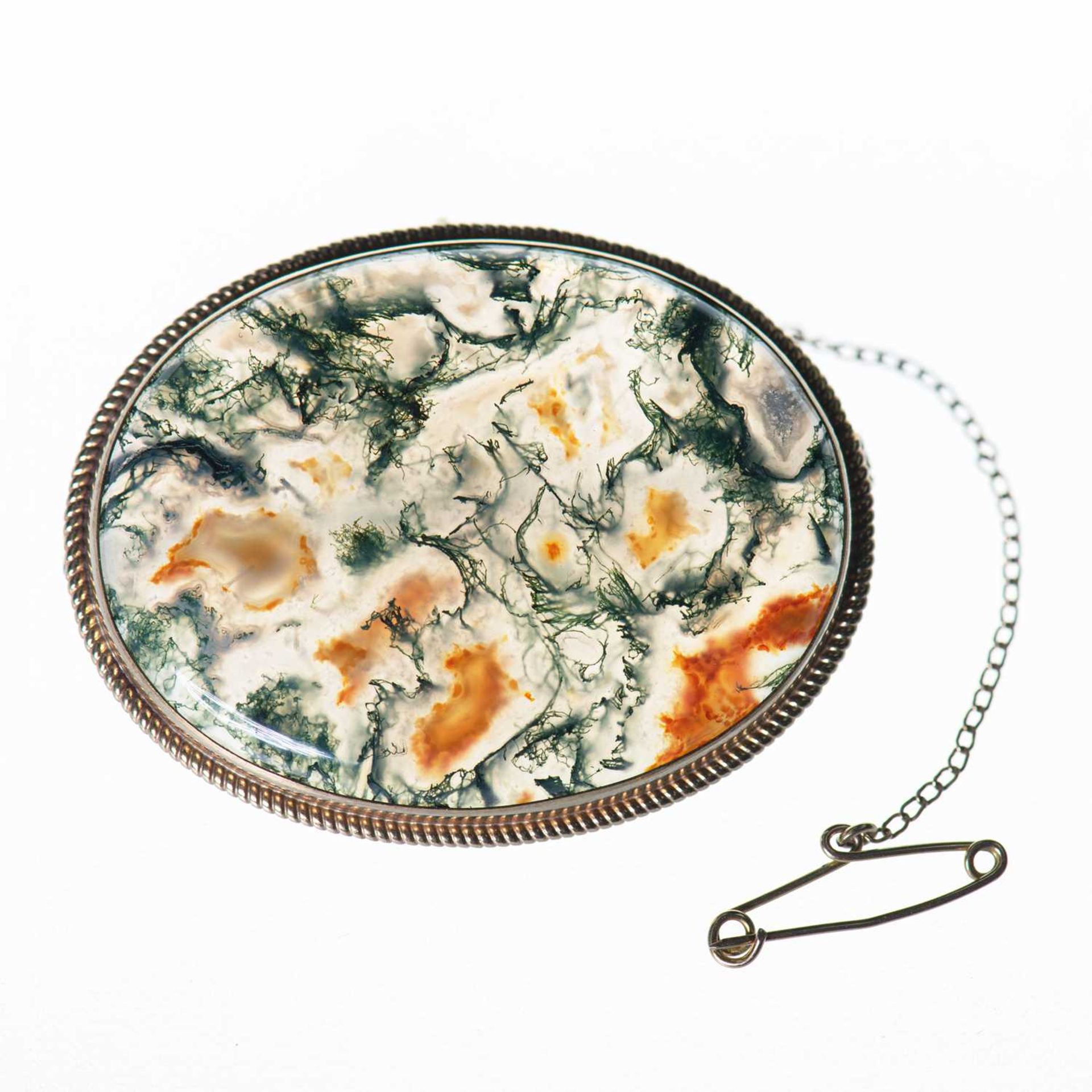 A 9 CARAT GOLD MOSS AGATE BROOCH