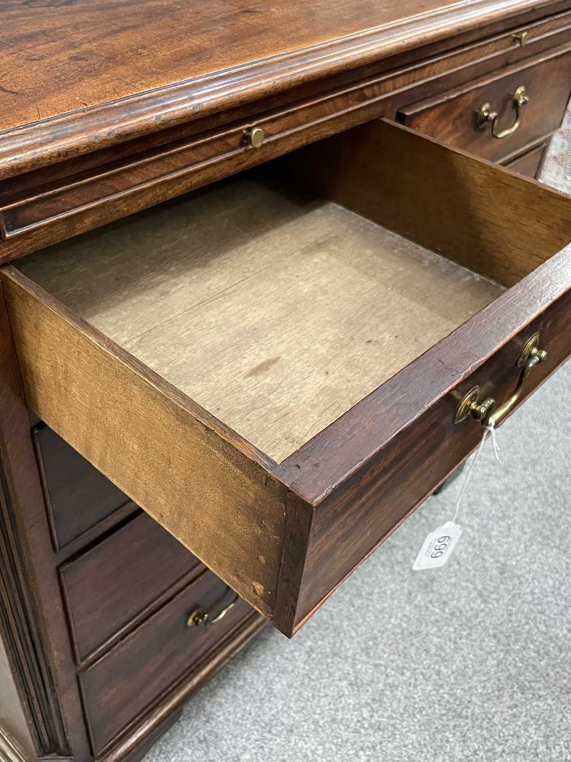 A GEORGE III MAHOGANY CHEST OF DRAWERS - Image 10 of 10