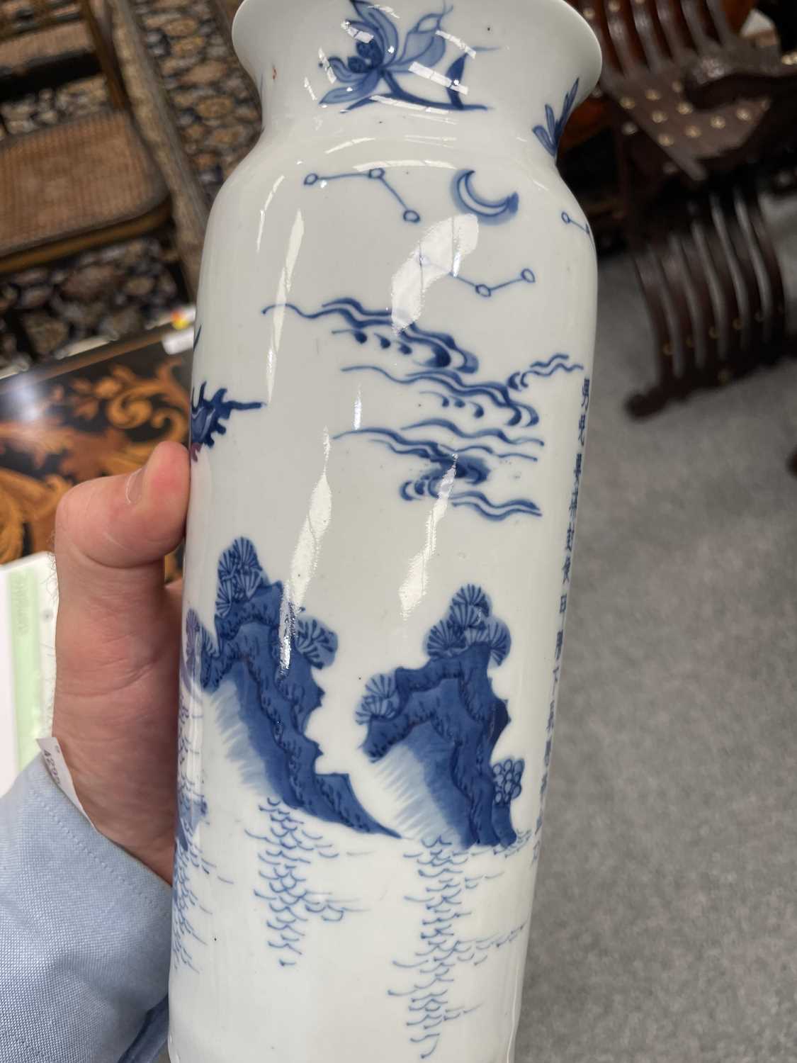 A CHINESE TRANSITIONAL BLUE AND WHITE SLEEVE VASE, 17TH CENTURY - Image 9 of 9