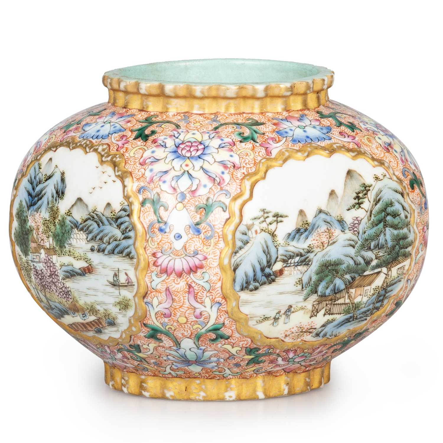 A CHINESE FAMILLE ROSE VASE, 19TH CENTURY