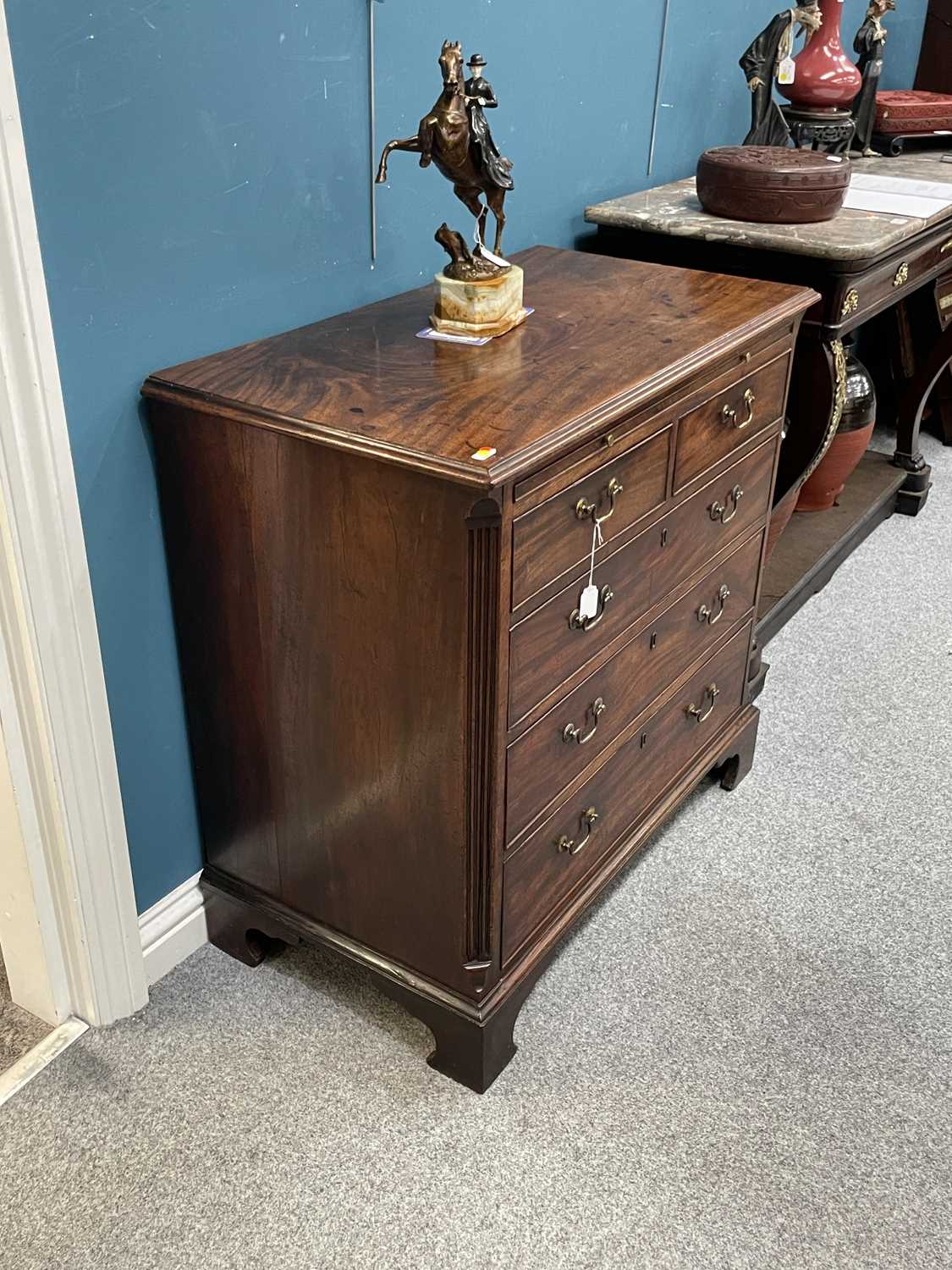 A GEORGE III MAHOGANY CHEST OF DRAWERS - Image 6 of 10