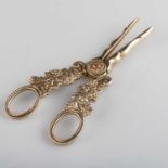 A PAIR OF GEORGE IV SILVER-GILT GRAPE SCISSORS