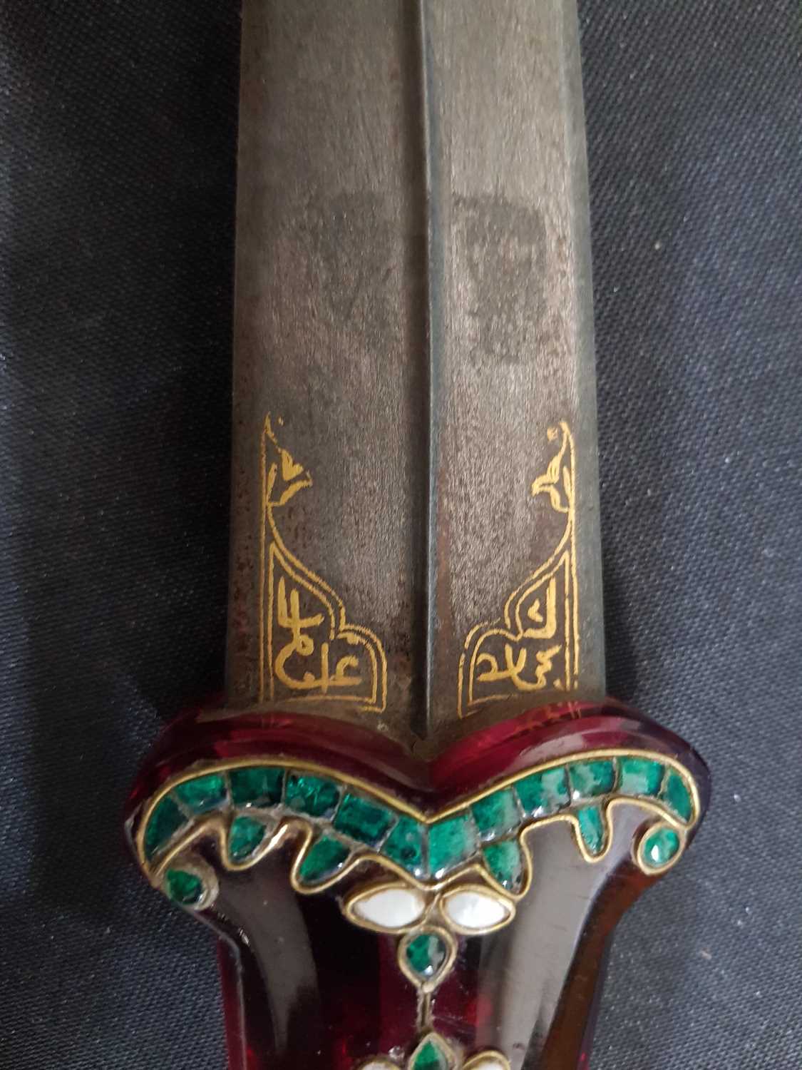 AN INLAID RED CRYSTAL-HILTED DAGGER, MUGHAL, INDIA, 18TH-19TH CENTURY - Image 5 of 15