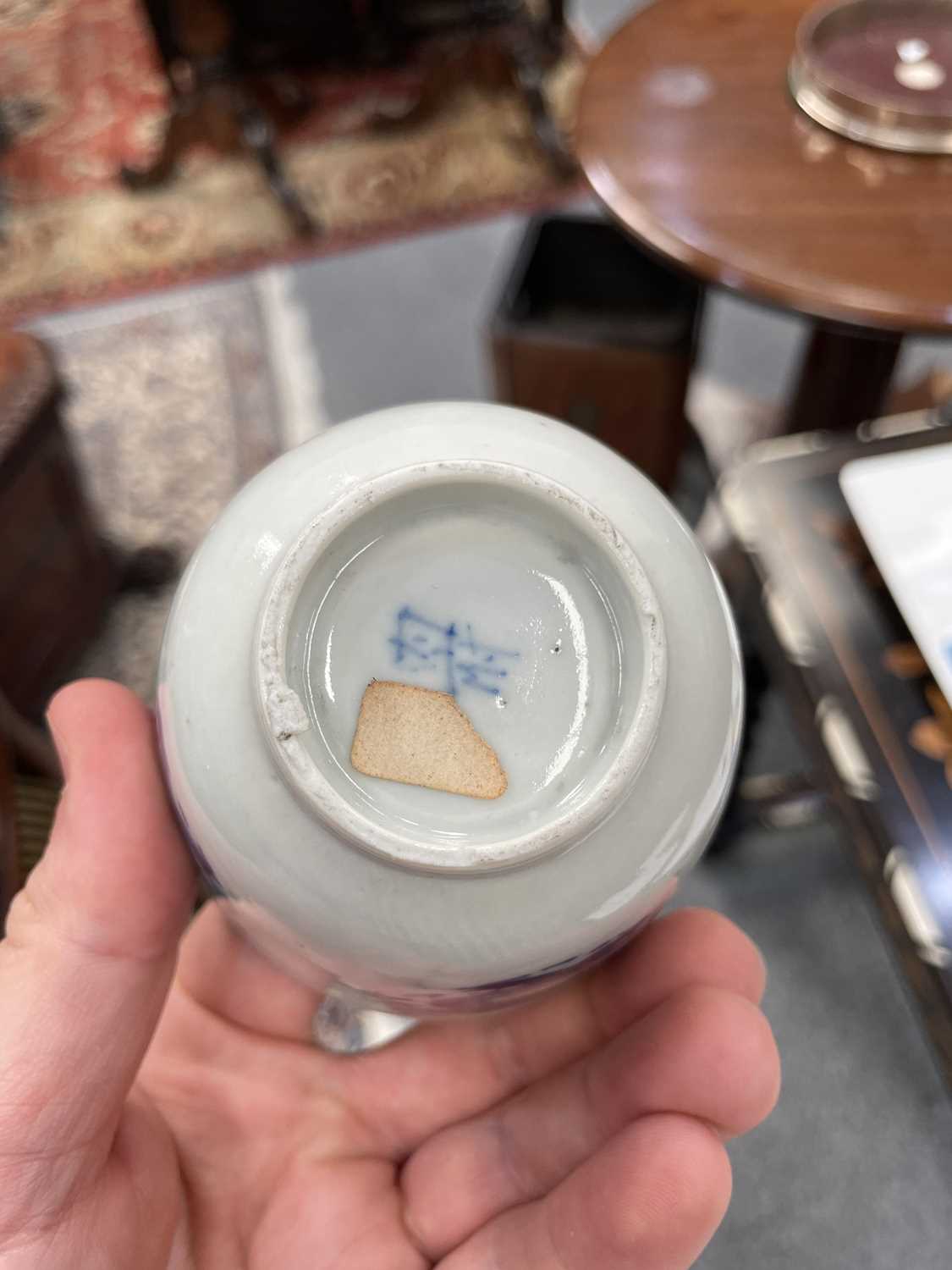 AN 18TH CENTURY CHINESE BLUE AND WHITE BOWL AND A CHINESE BLUE AND WHITE WINE CUP - Image 10 of 10