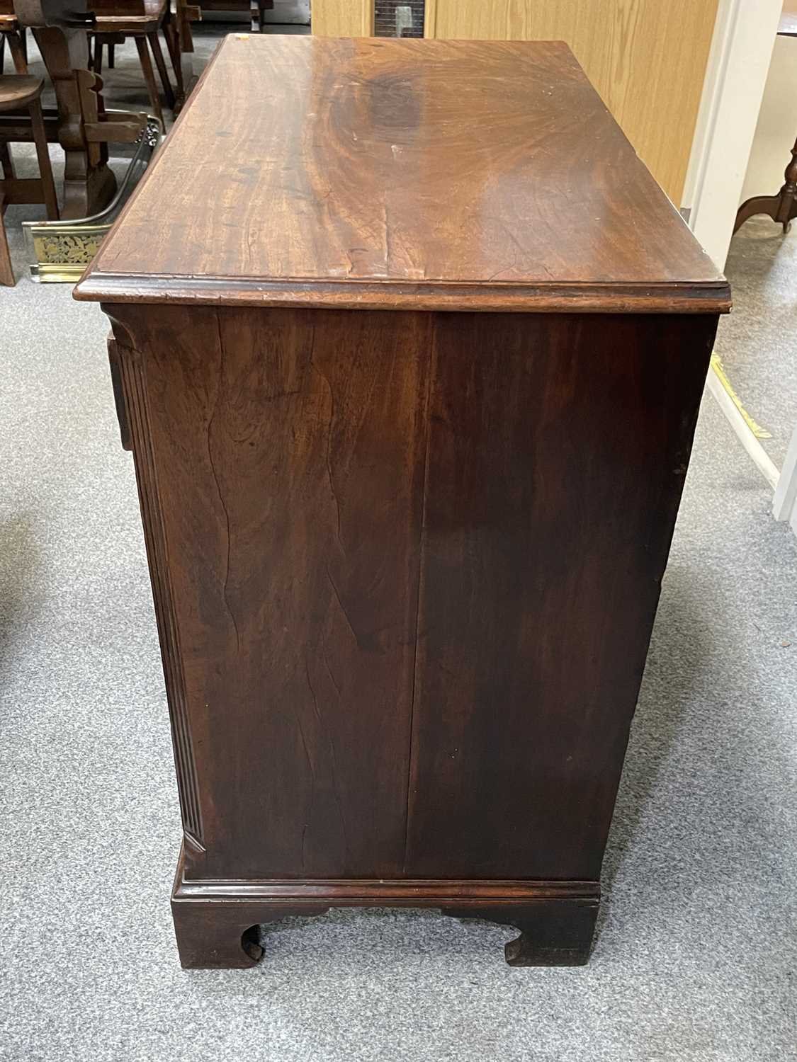 A GEORGE III MAHOGANY CHEST OF DRAWERS - Image 9 of 10