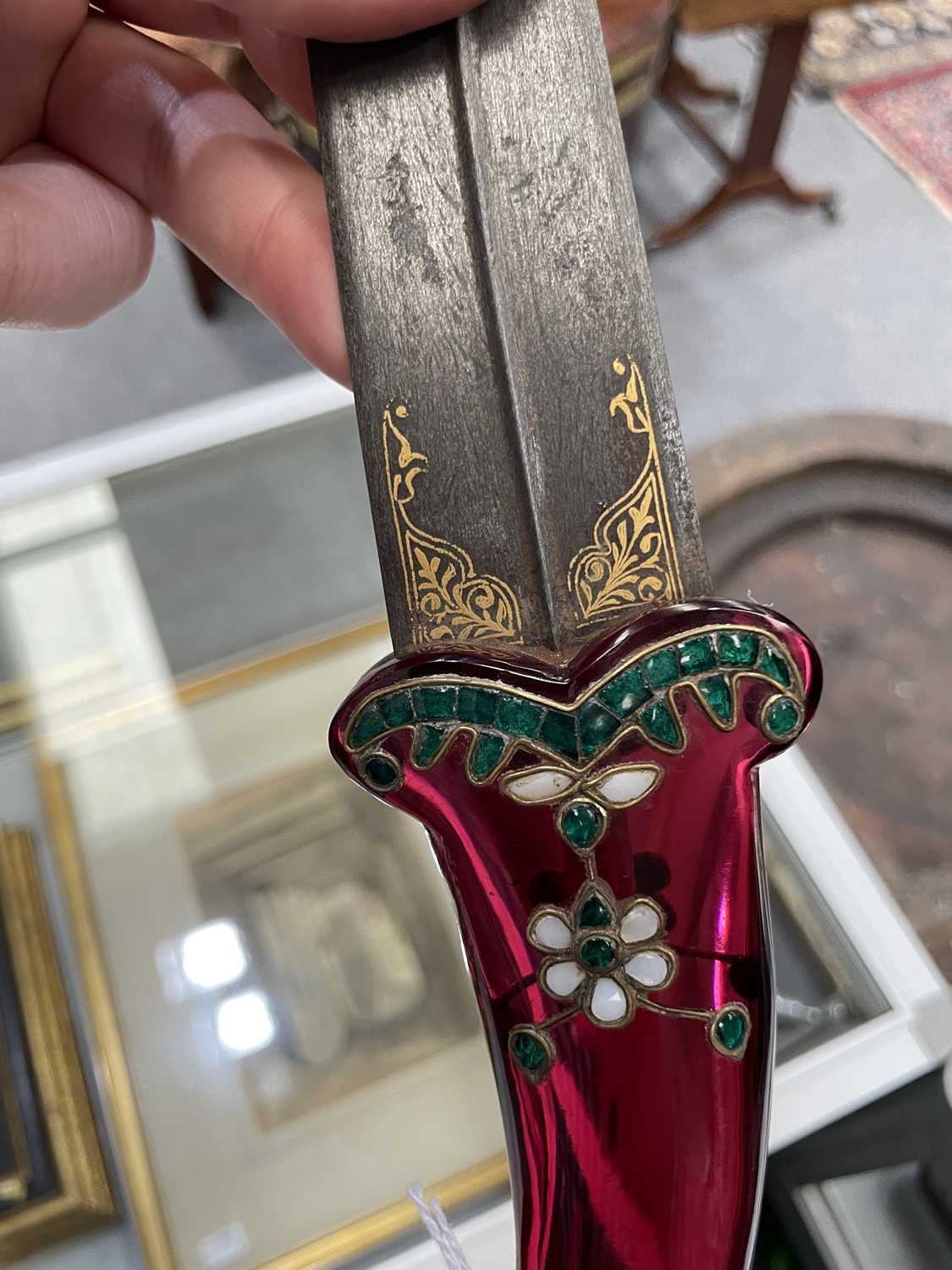 AN INLAID RED CRYSTAL-HILTED DAGGER, MUGHAL, INDIA, 18TH-19TH CENTURY - Image 14 of 15