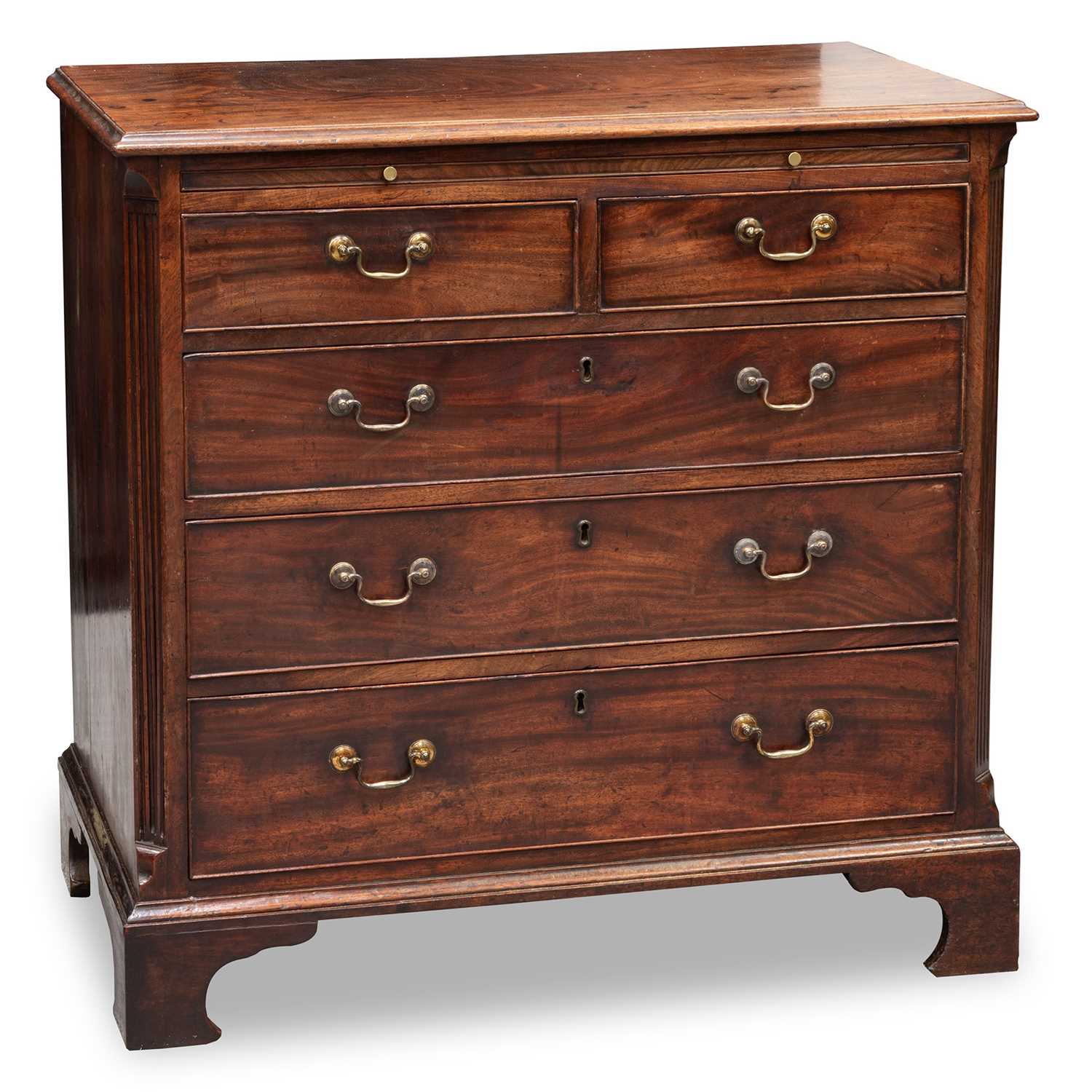 A GEORGE III MAHOGANY CHEST OF DRAWERS