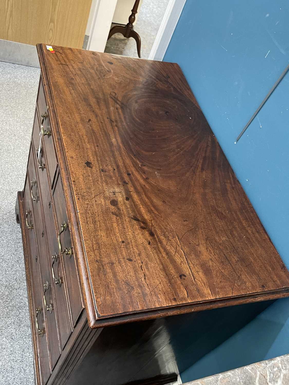 A GEORGE III MAHOGANY CHEST OF DRAWERS - Image 2 of 10