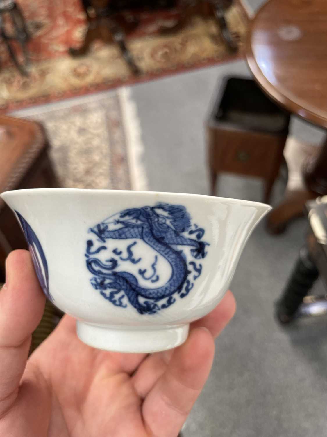 AN 18TH CENTURY CHINESE BLUE AND WHITE BOWL AND A CHINESE BLUE AND WHITE WINE CUP - Image 7 of 10