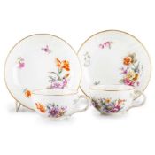 A PAIR OF KPM BERLIN PORCELAIN CUPS AND SAUCERS