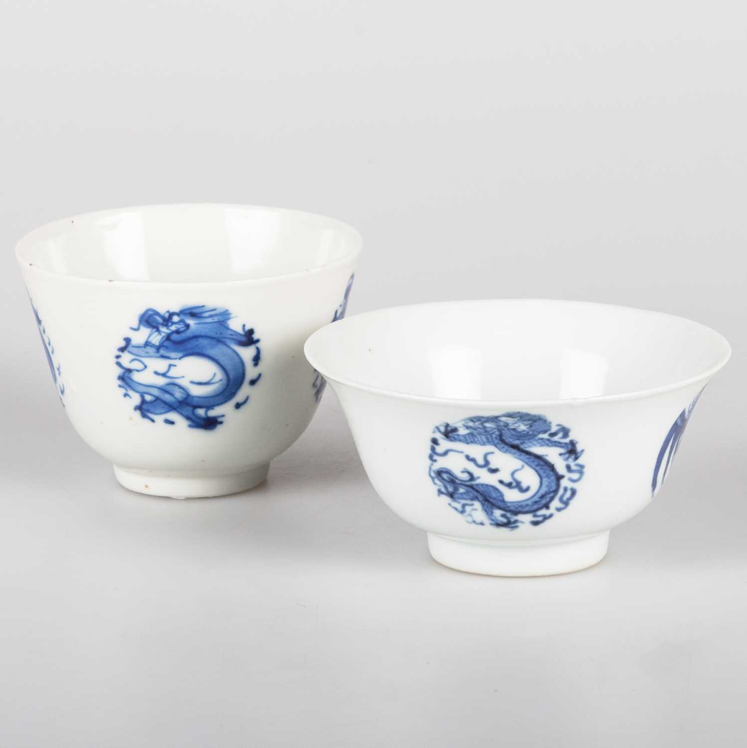 AN 18TH CENTURY CHINESE BLUE AND WHITE BOWL AND A CHINESE BLUE AND WHITE WINE CUP