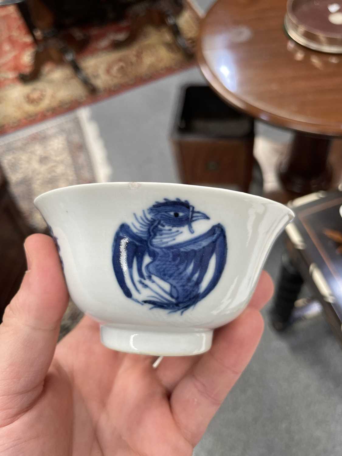 AN 18TH CENTURY CHINESE BLUE AND WHITE BOWL AND A CHINESE BLUE AND WHITE WINE CUP - Image 6 of 10
