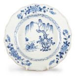 AN 18TH CENTURY CHINESE BLUE AND WHITE DISH