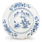 AN 18TH CENTURY CHINESE BLUE AND WHITE DISH