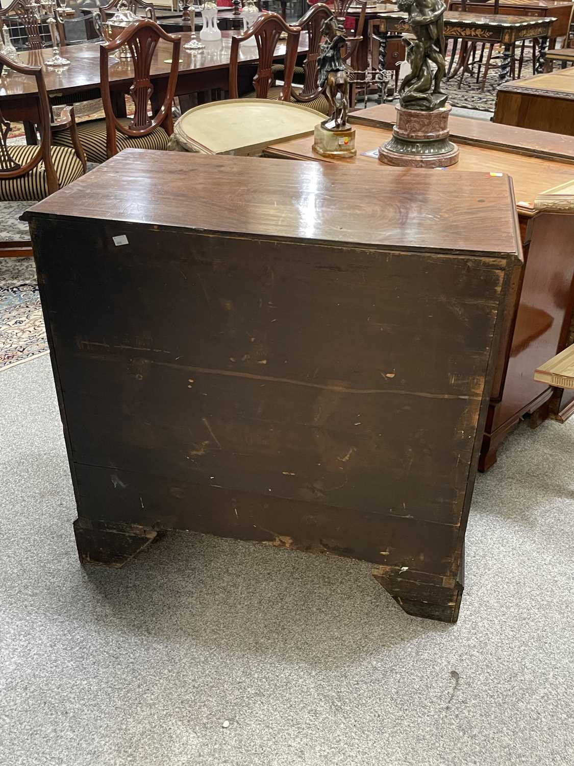 A GEORGE III MAHOGANY CHEST OF DRAWERS - Image 5 of 10