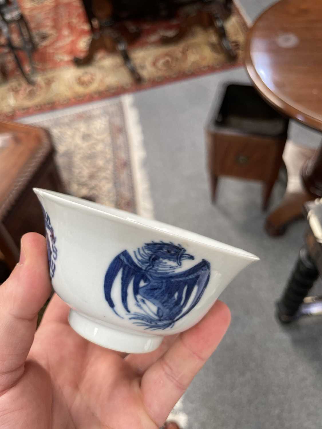 AN 18TH CENTURY CHINESE BLUE AND WHITE BOWL AND A CHINESE BLUE AND WHITE WINE CUP - Image 5 of 10