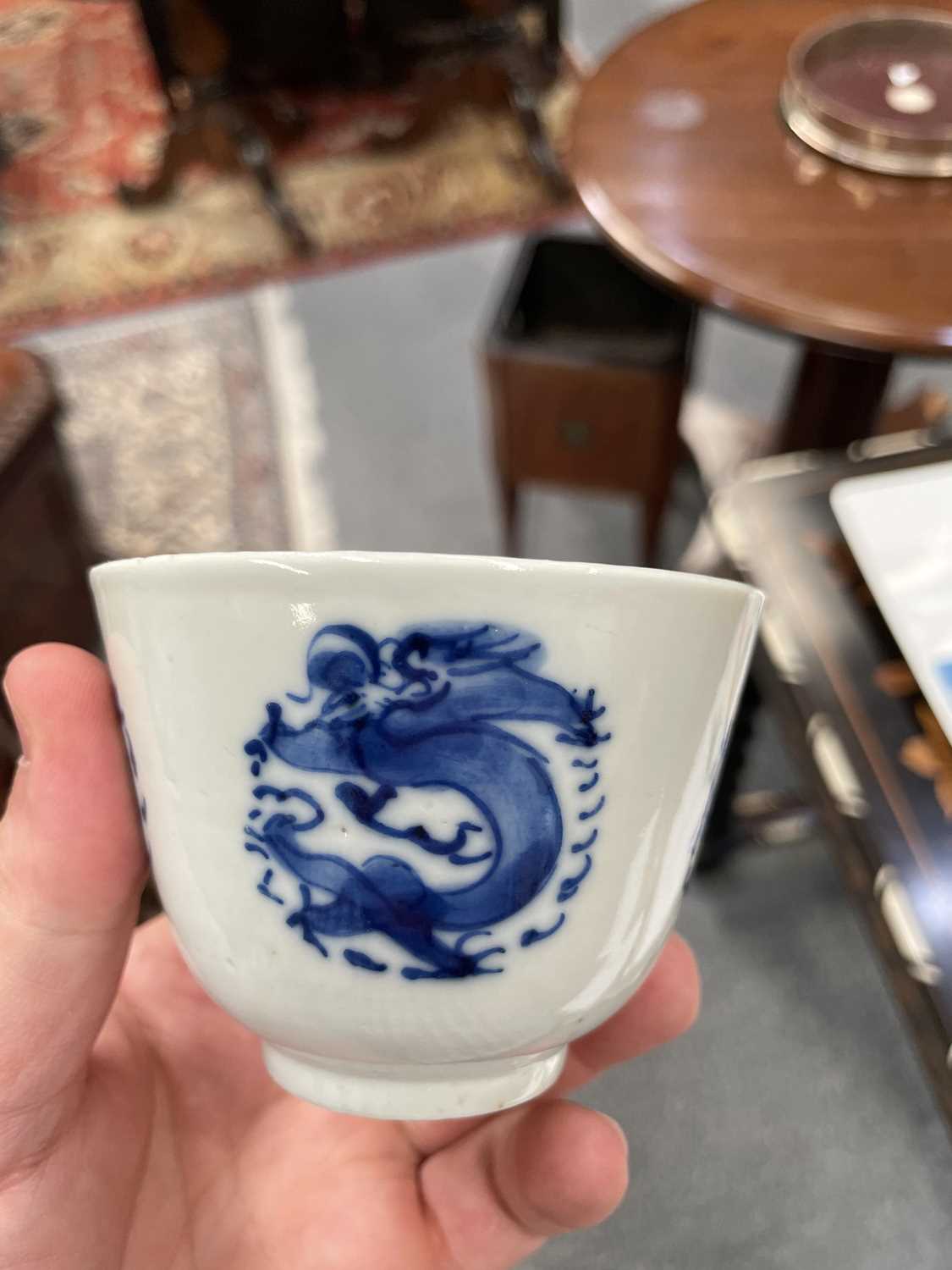 AN 18TH CENTURY CHINESE BLUE AND WHITE BOWL AND A CHINESE BLUE AND WHITE WINE CUP - Image 3 of 10