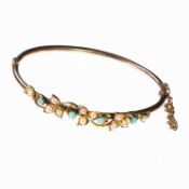 A LATE 19TH CENTURY TURQUOISE AND SEED PEARL HINGE OPENING BANGLE