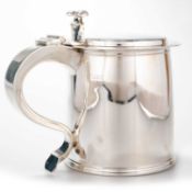A LARGE GEORGE V SILVER LIDDED TANKARD, IN CHARLES II STYLE