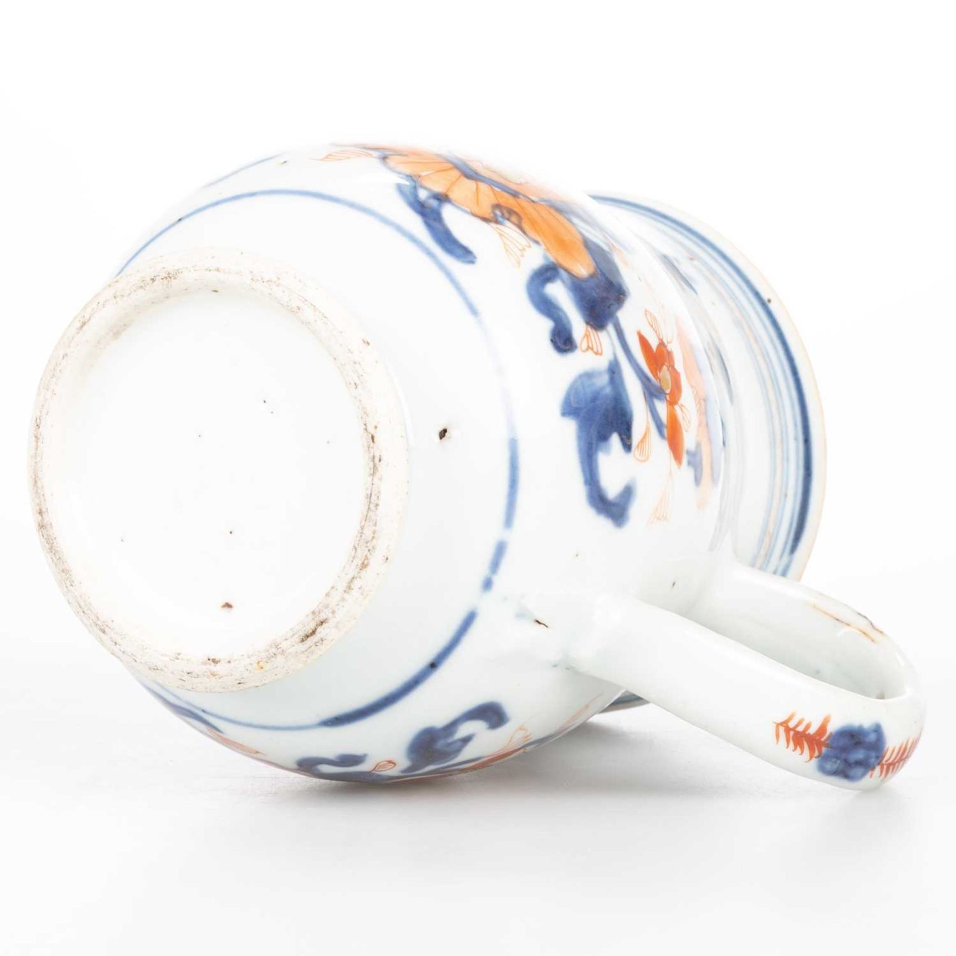 AN 18TH CENTURY CHINESE IMARI PORCELAIN MUG - Image 3 of 8