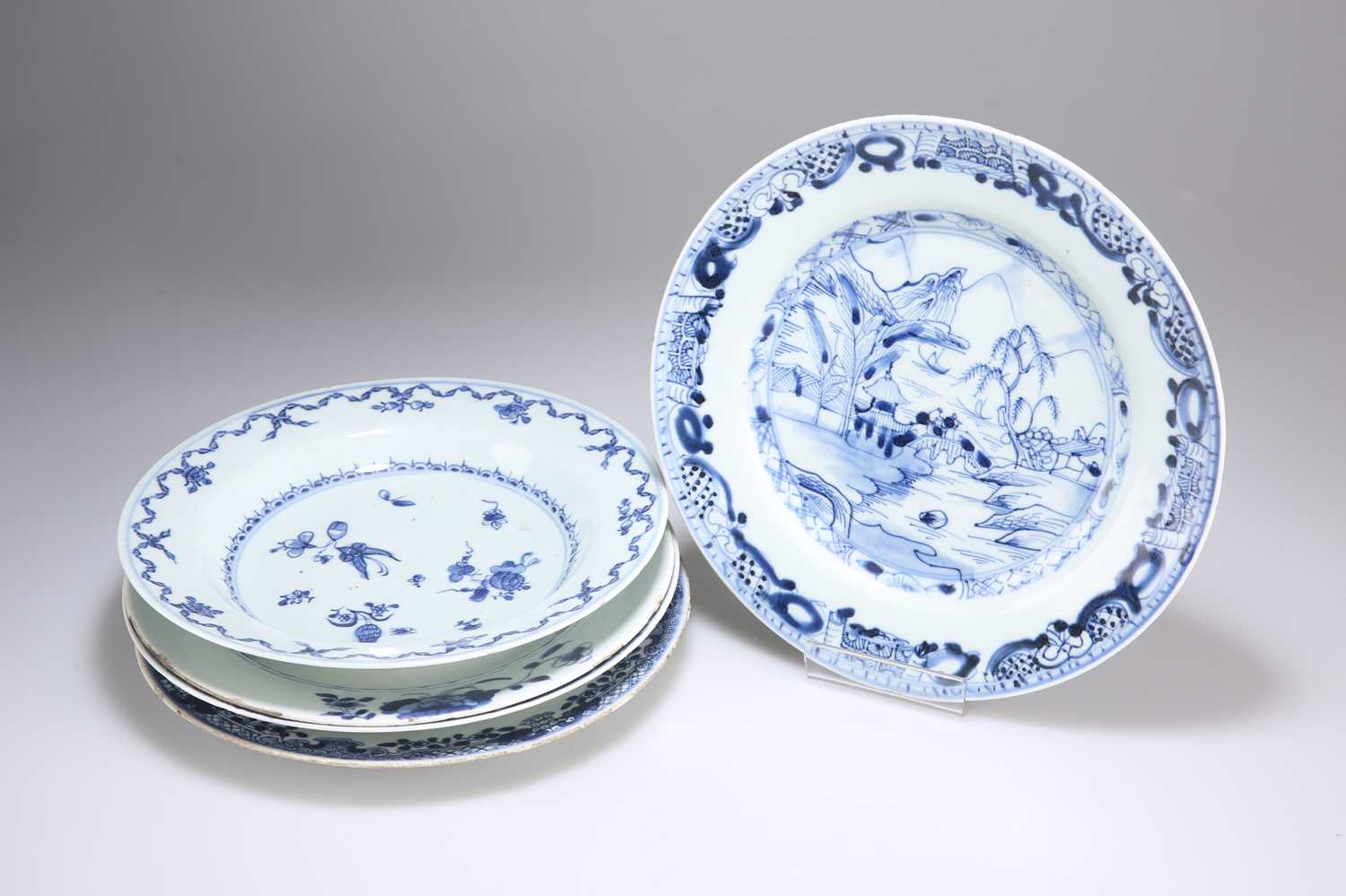 FIVE CHINESE BLUE AND WHITE PLATES, 18TH/19TH CENTURY