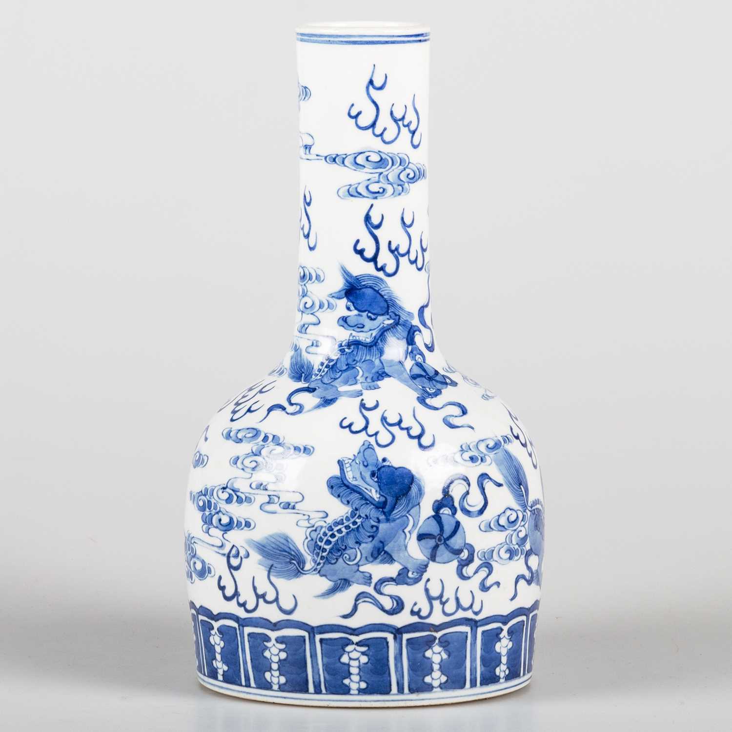 A CHINESE BLUE AND WHITE MALLET FORM VASE, QING DYNASTY, 18TH/19TH CENTURY - Image 2 of 9
