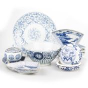 A COLLECTION OF CHINESE BLUE AND WHITE PORCELAIN