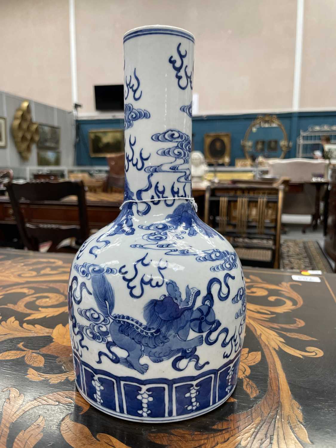 A CHINESE BLUE AND WHITE MALLET FORM VASE, QING DYNASTY, 18TH/19TH CENTURY - Image 9 of 9