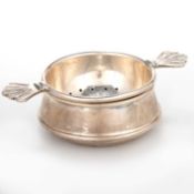 A SILVER TEA STRAINER ON ASSOCIATED STAND, MID-20TH CENTURY