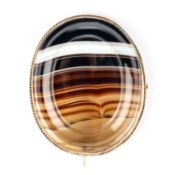 A VICTORIAN BANDED AGATE BROOCH