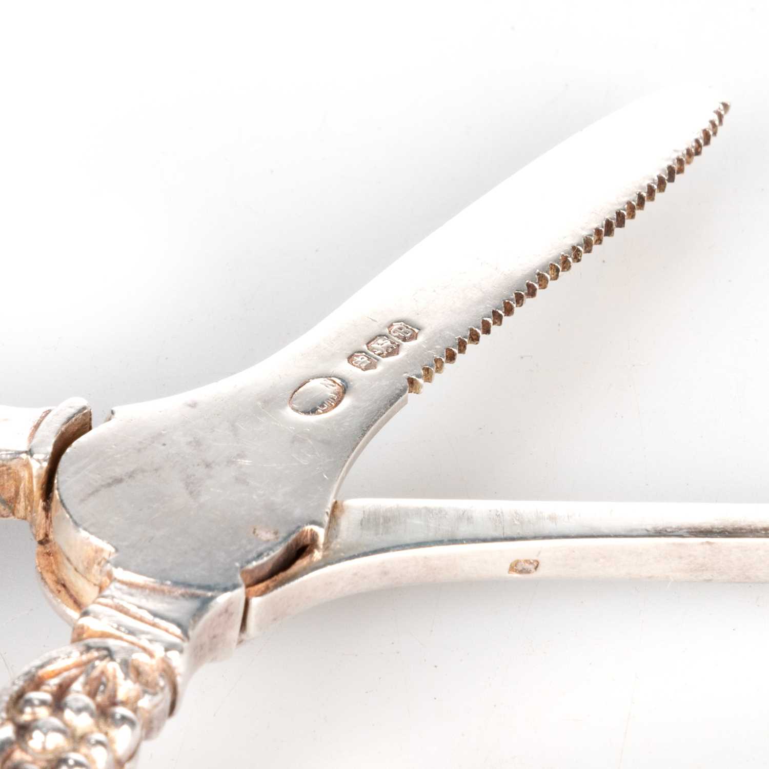 A PAIR OF ELIZABETH II SILVER GRAPE SCISSORS - Image 2 of 2