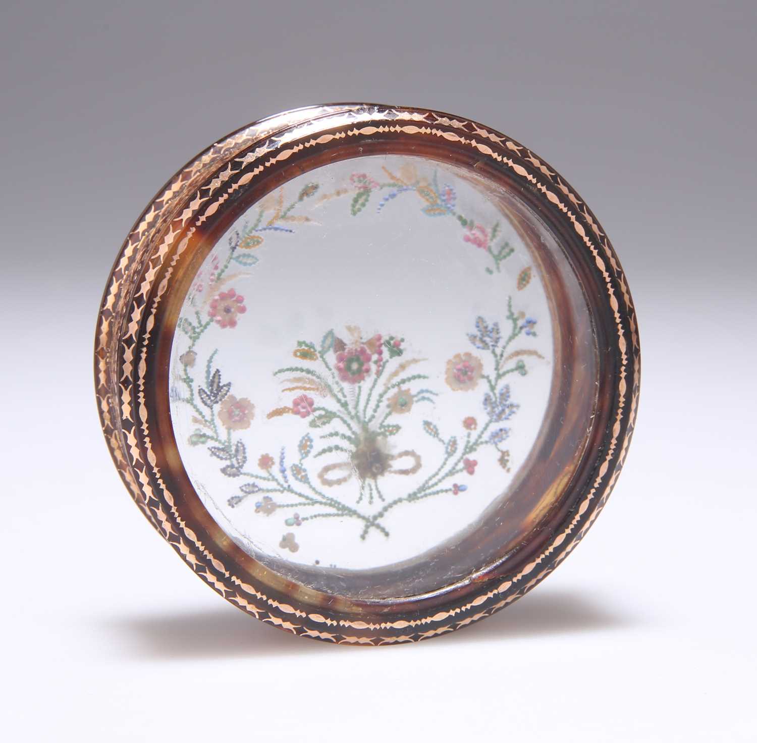 A RARE PIQUÉ SNUFF BOX WITH A BEADED TOP, CIRCA 1780 - Image 2 of 4