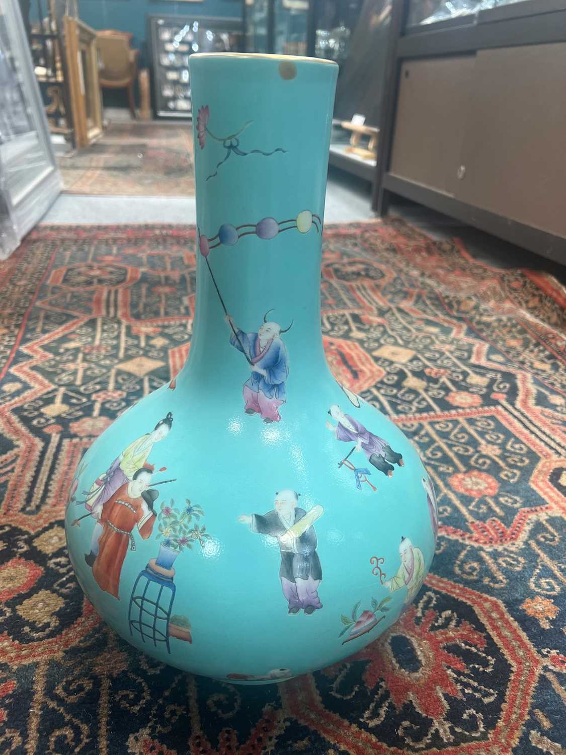 A LARGE CHINESE FAMILLE ROSE VASE - Image 15 of 17