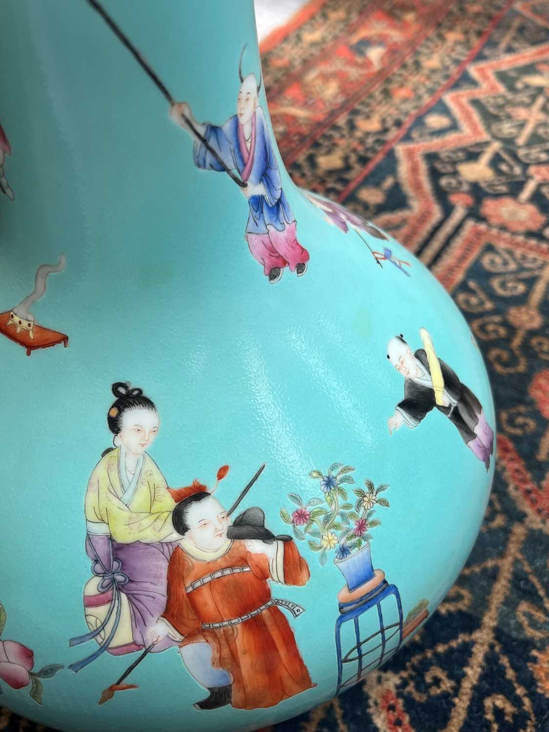 A LARGE CHINESE FAMILLE ROSE VASE - Image 13 of 17