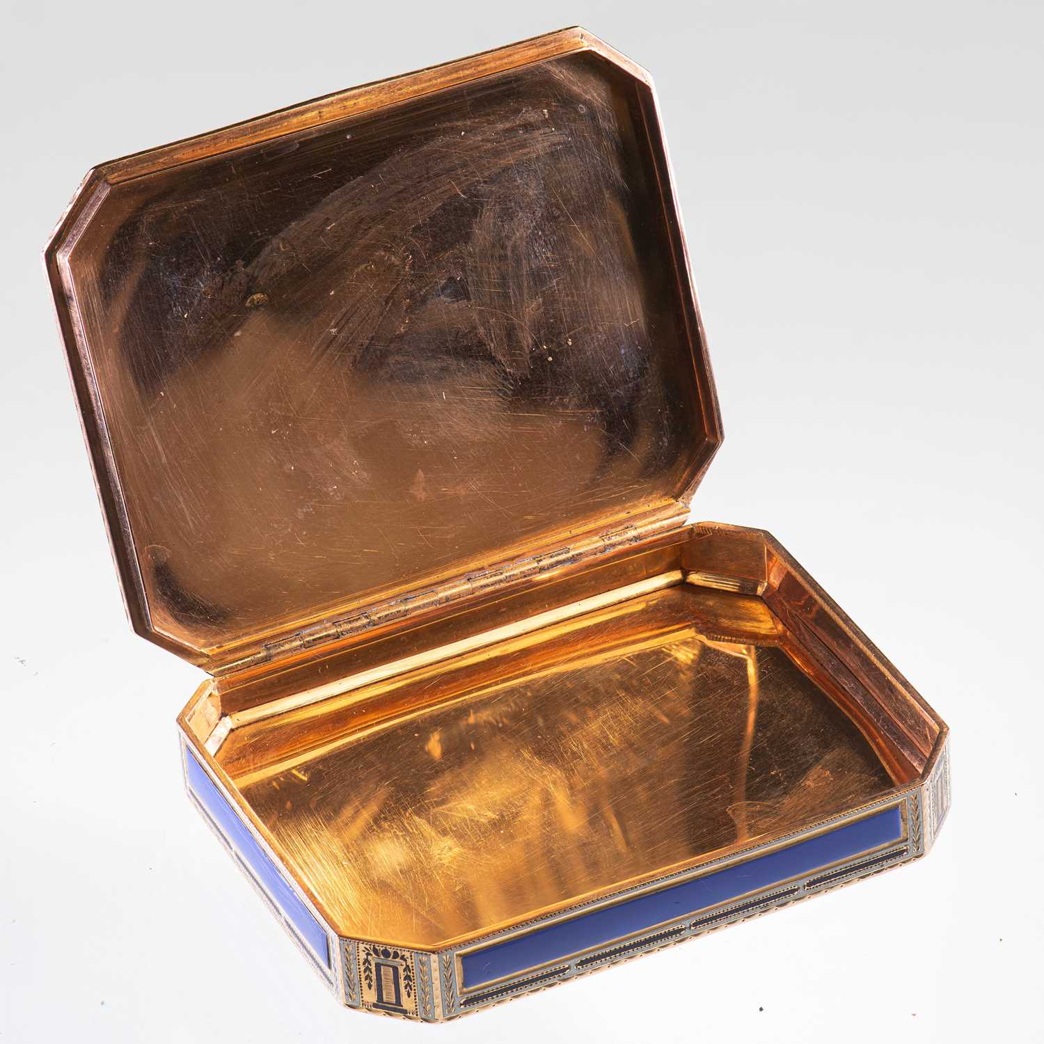 A FINE RUSSIAN GOLD AND ENAMEL SNUFF BOX, BY PIERRE THEREMIN, ST PETERSBURG, 1800 - Image 2 of 3