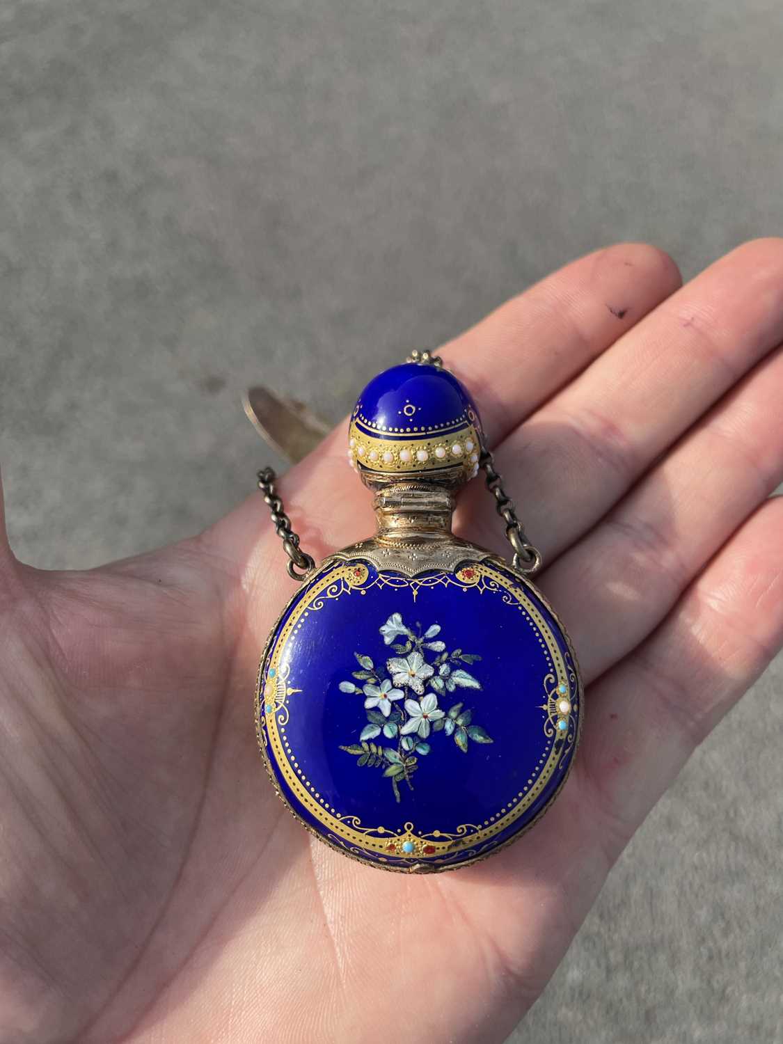 A FRENCH SILVER AND ENAMEL SCENT BOTTLE, MID-19TH CENTURY - Image 6 of 8