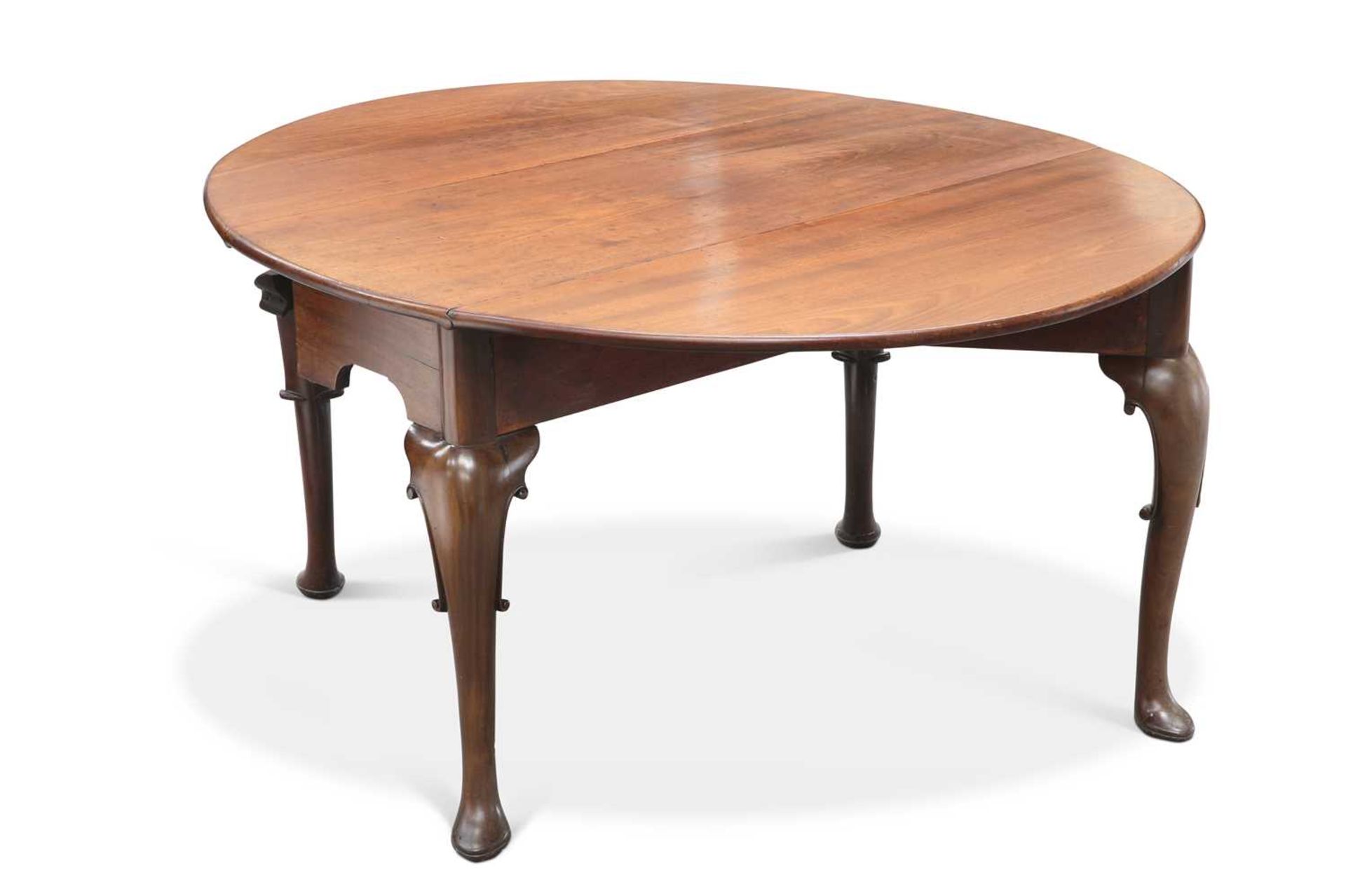 A MID 18TH CENTURY MAHOGANY GATELEG DINING TABLE - Image 2 of 3