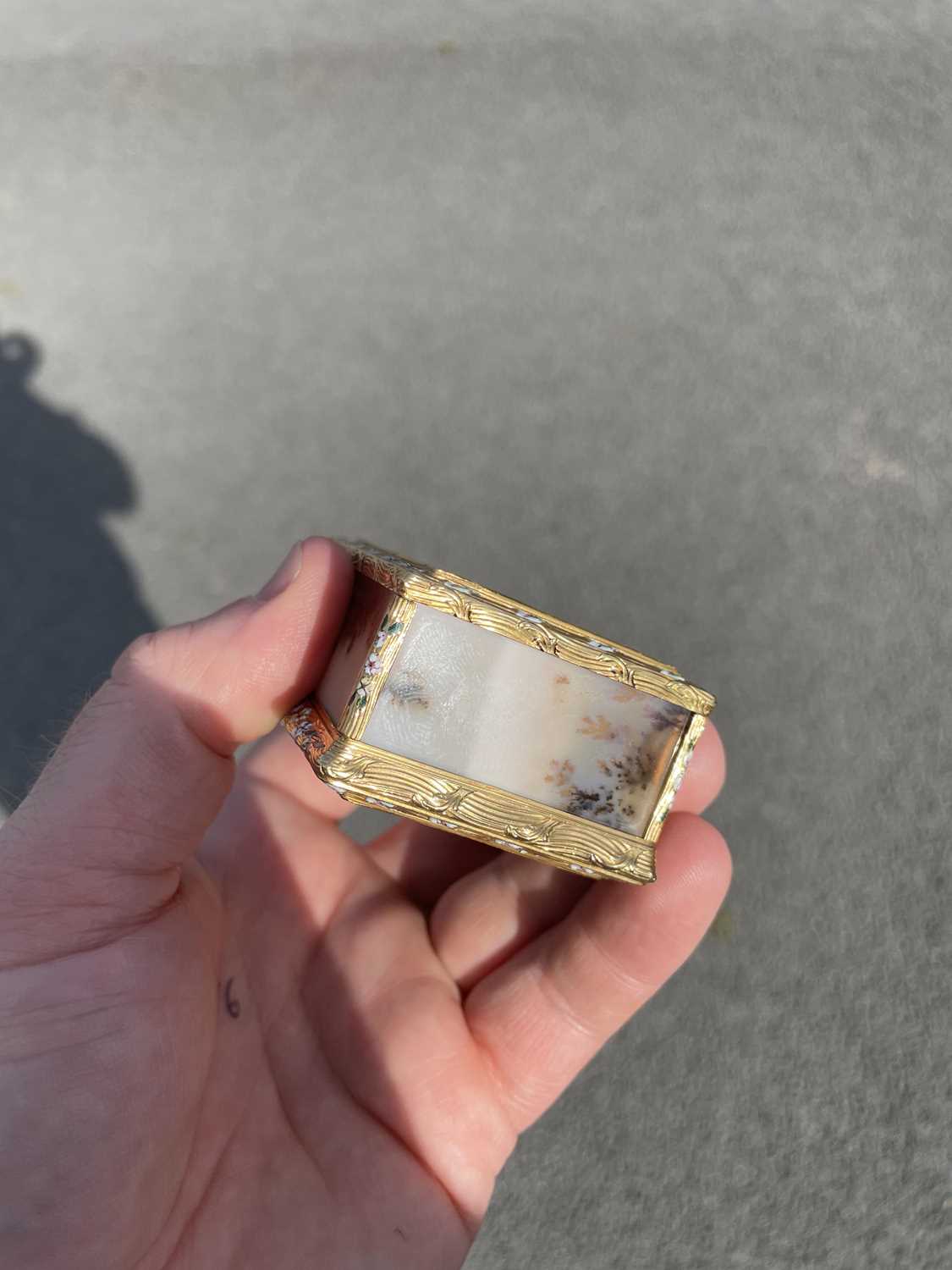 A RARE LOUIS XV PICTURE AGATE, GOLD AND ENAMEL SNUFF BOX, BY NÖEL HARDIVILLERS - Image 7 of 13