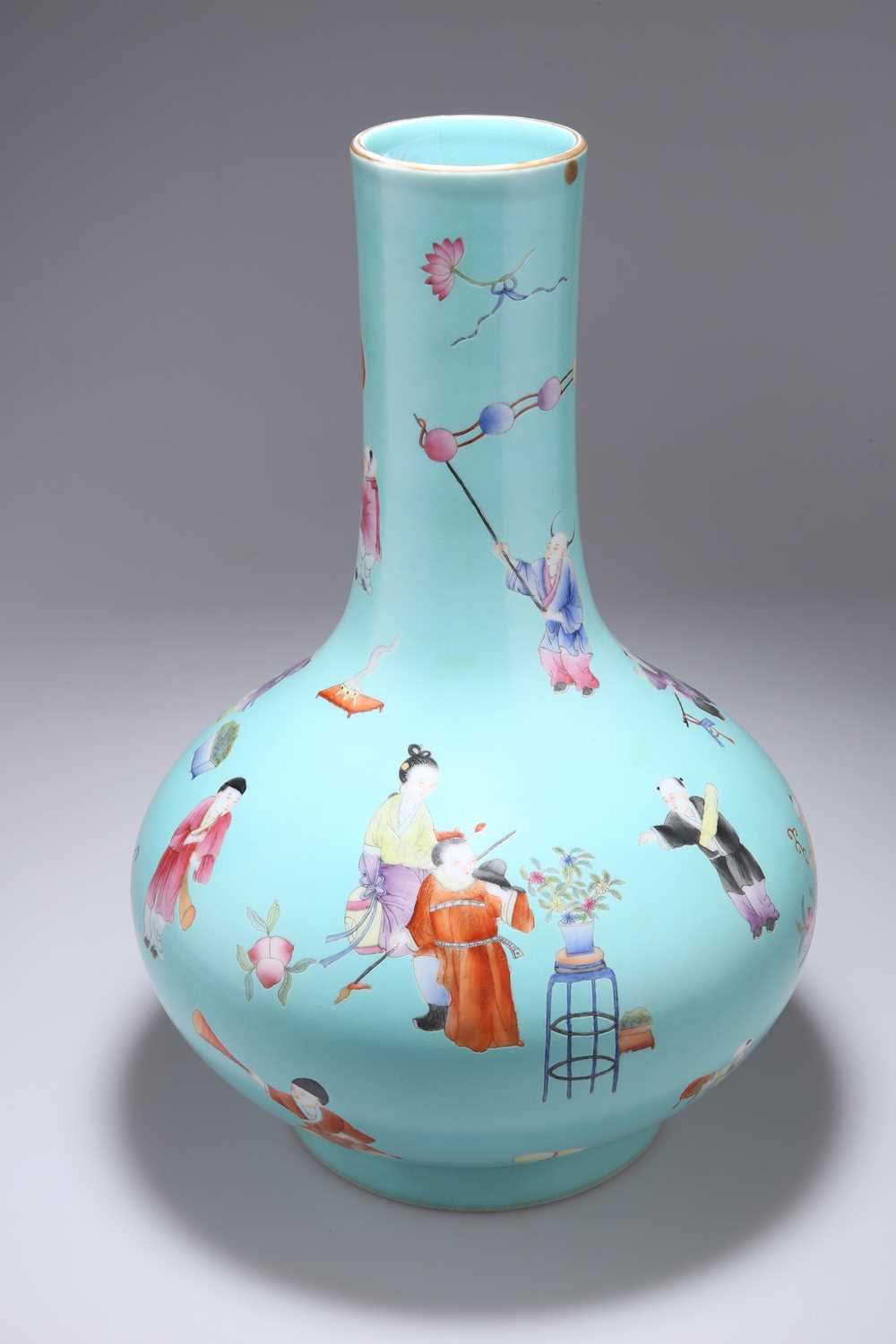 A LARGE CHINESE FAMILLE ROSE VASE - Image 2 of 17