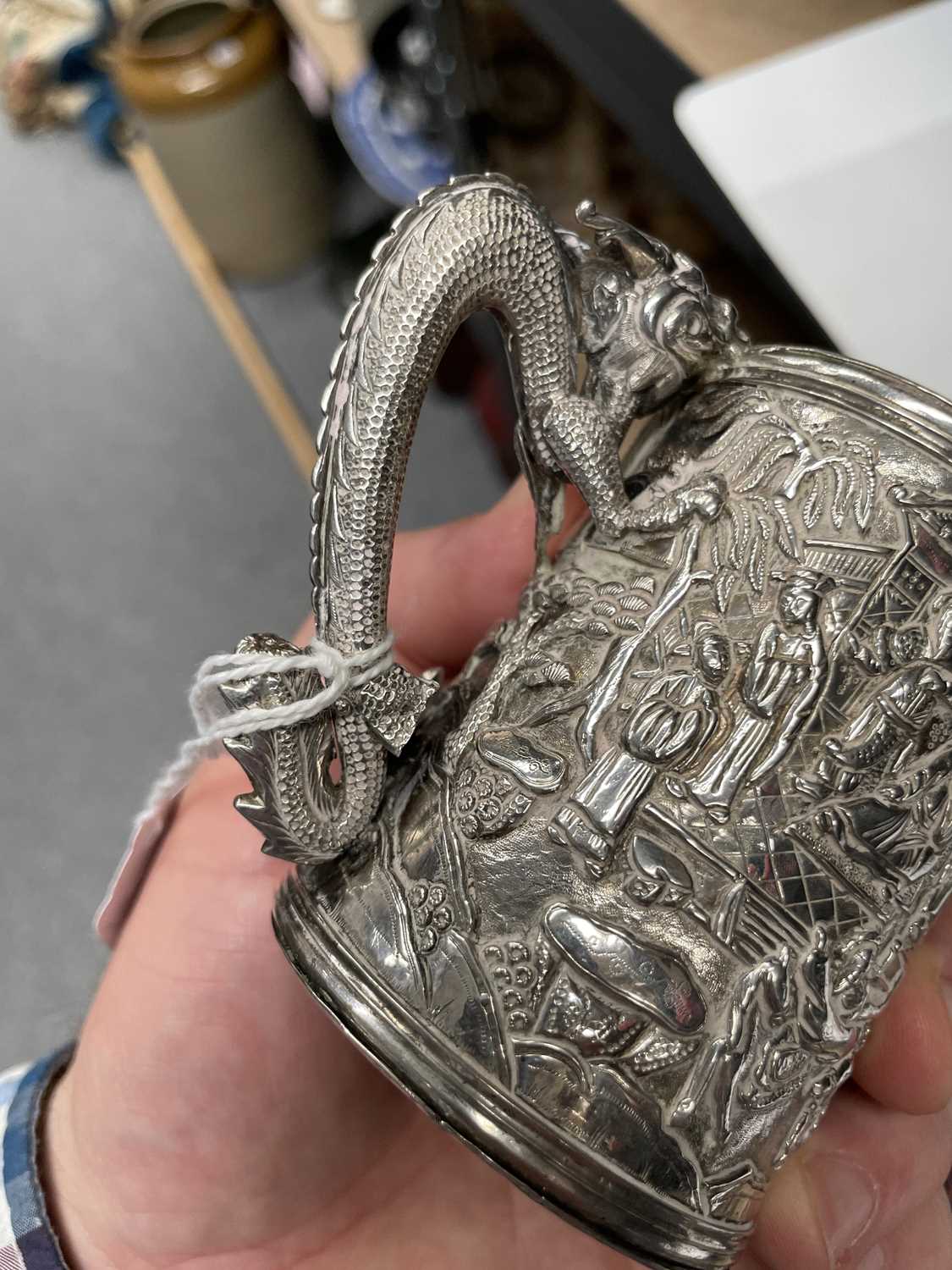 A CHINESE SILVER DOUBLE-WALLED MUG - Image 8 of 11