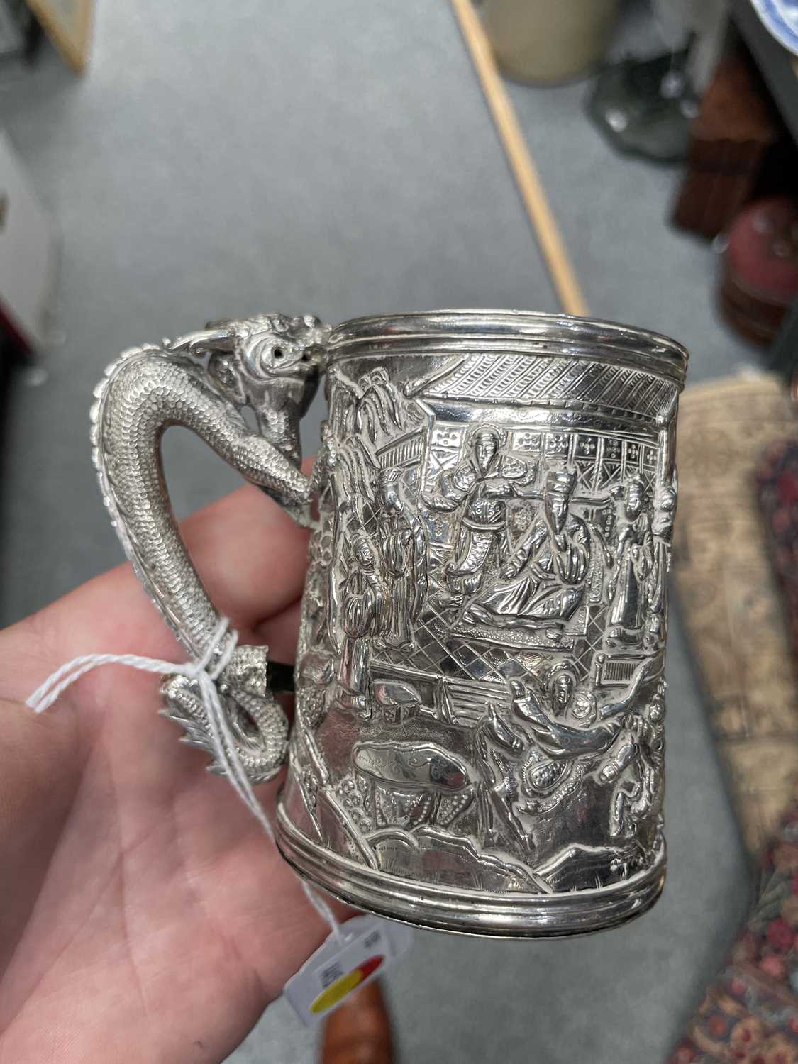 A CHINESE SILVER DOUBLE-WALLED MUG - Image 11 of 11