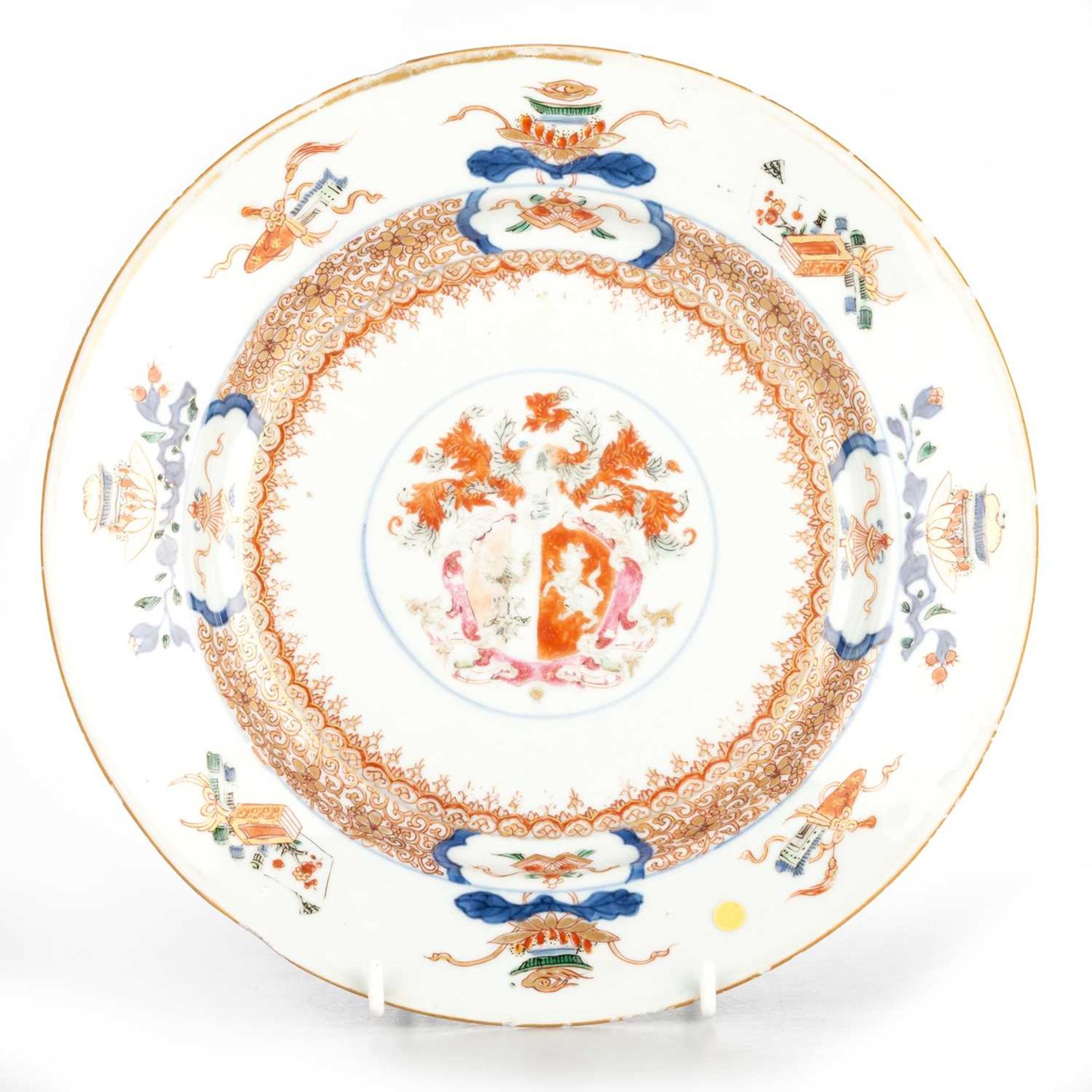 A CHINESE ARMORIAL PORCELAIN DISH, YONGZHENG, CIRCA 1723