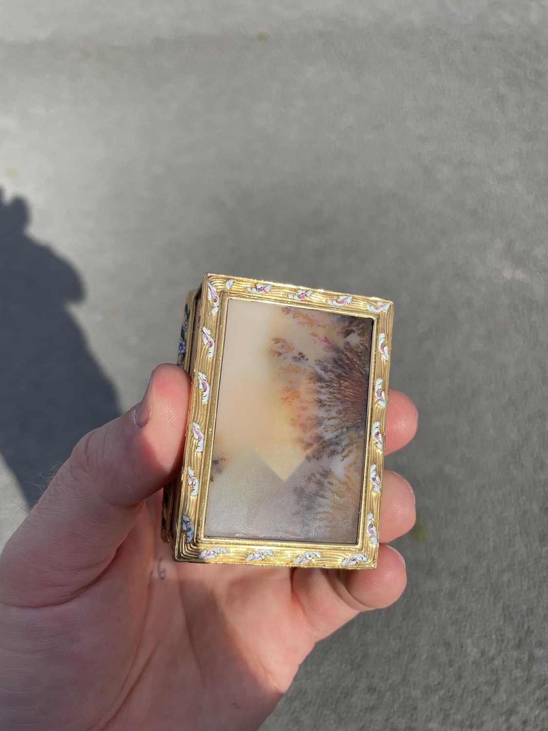 A RARE LOUIS XV PICTURE AGATE, GOLD AND ENAMEL SNUFF BOX, BY NÖEL HARDIVILLERS - Image 8 of 13
