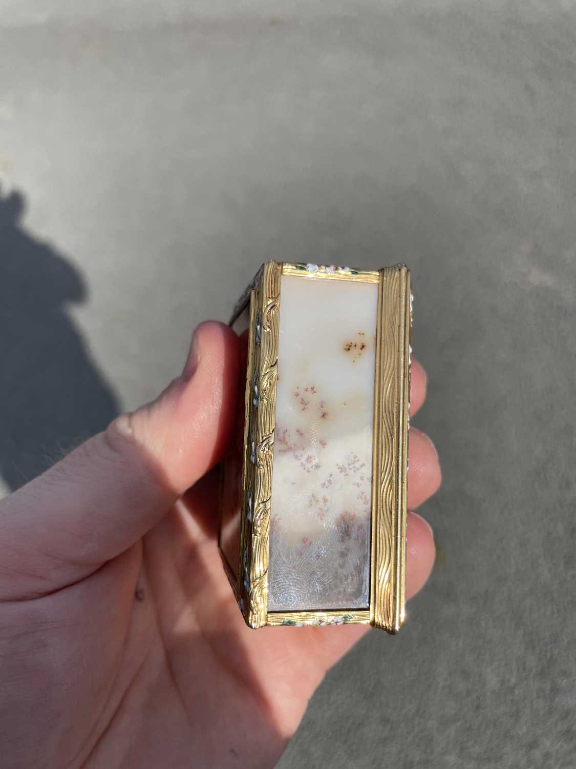 A RARE LOUIS XV PICTURE AGATE, GOLD AND ENAMEL SNUFF BOX, BY NÖEL HARDIVILLERS - Image 6 of 13