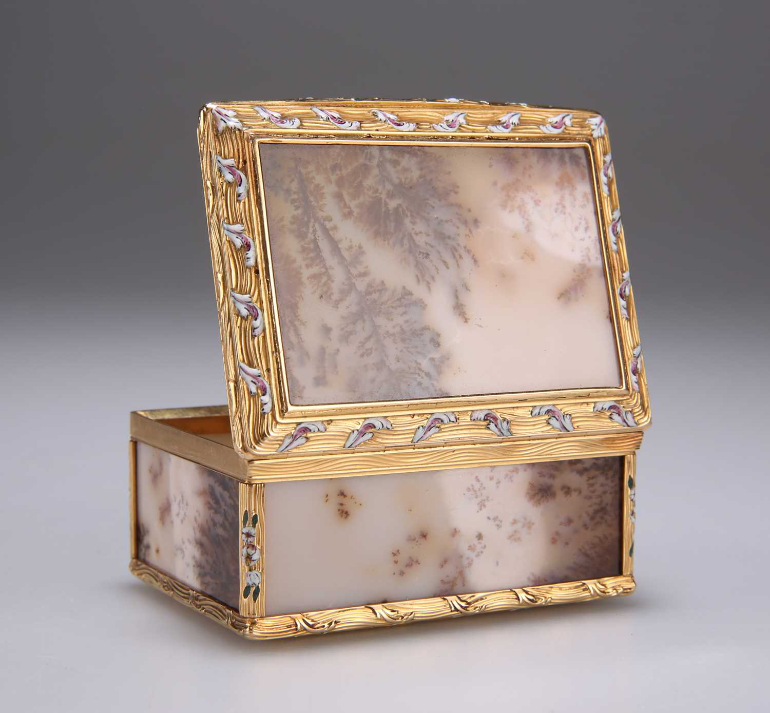 A RARE LOUIS XV PICTURE AGATE, GOLD AND ENAMEL SNUFF BOX, BY NÖEL HARDIVILLERS - Image 4 of 13